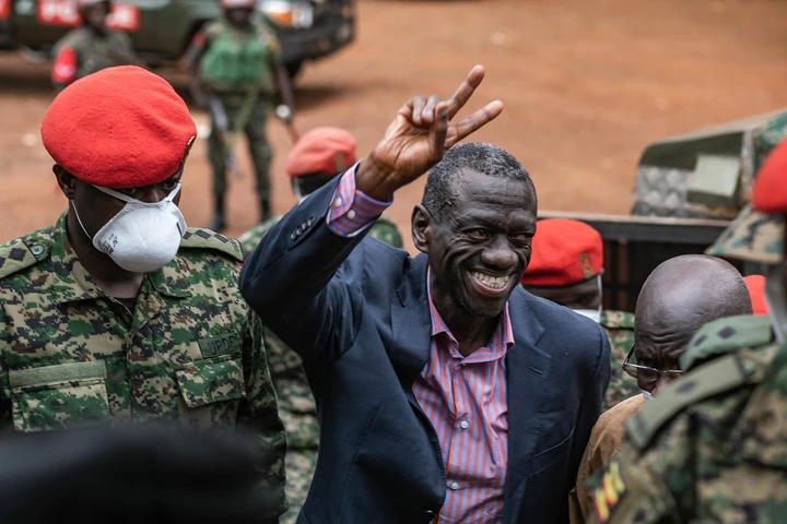 Luzira Prison Changes Tune on Allowing Besigye Eat Food from His Allies, Issues New Conditions