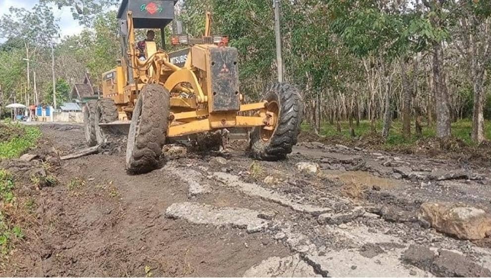 Grader Breakdown Stalls Vital Road Repair in Lira's Agali Sub-county