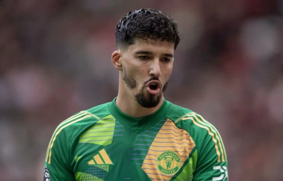 Man Utd star who rejected several offers sends agent to meet with club bosses