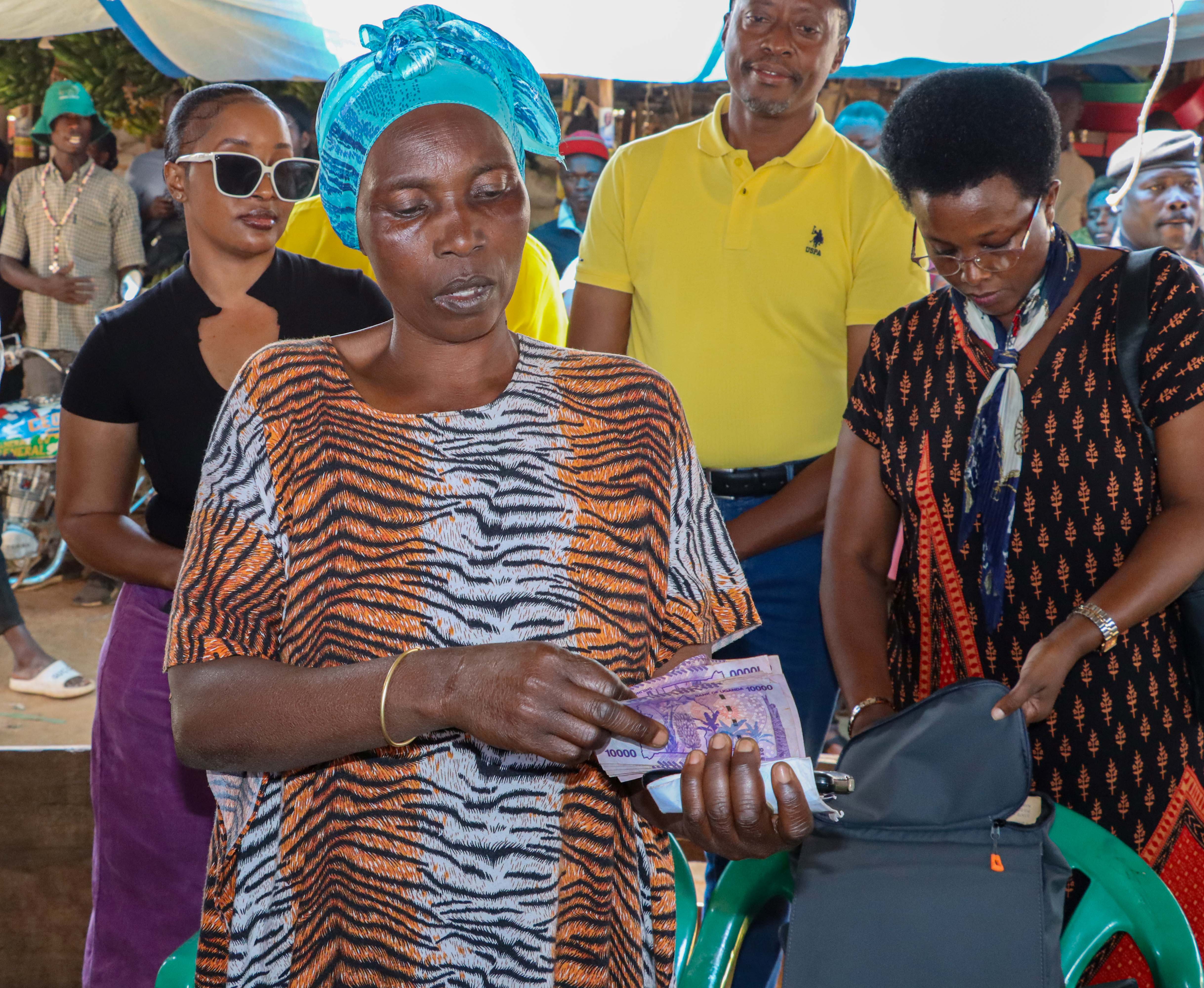 Museveni Gives Mbarara Roadside Vendors Shs100,000 Each in Additional Capital