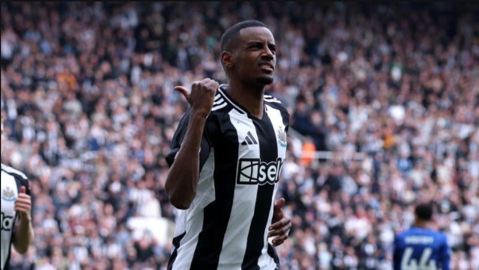 Carragher questions £150m tag for Isak, but with Liverpool offloading Nunez, math may math out
