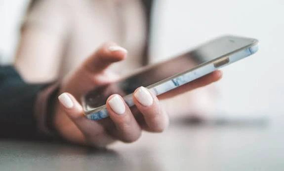 Thinking of Texting Your Ex? 9 Realities About Reconnecting (And When to Actually Send It)