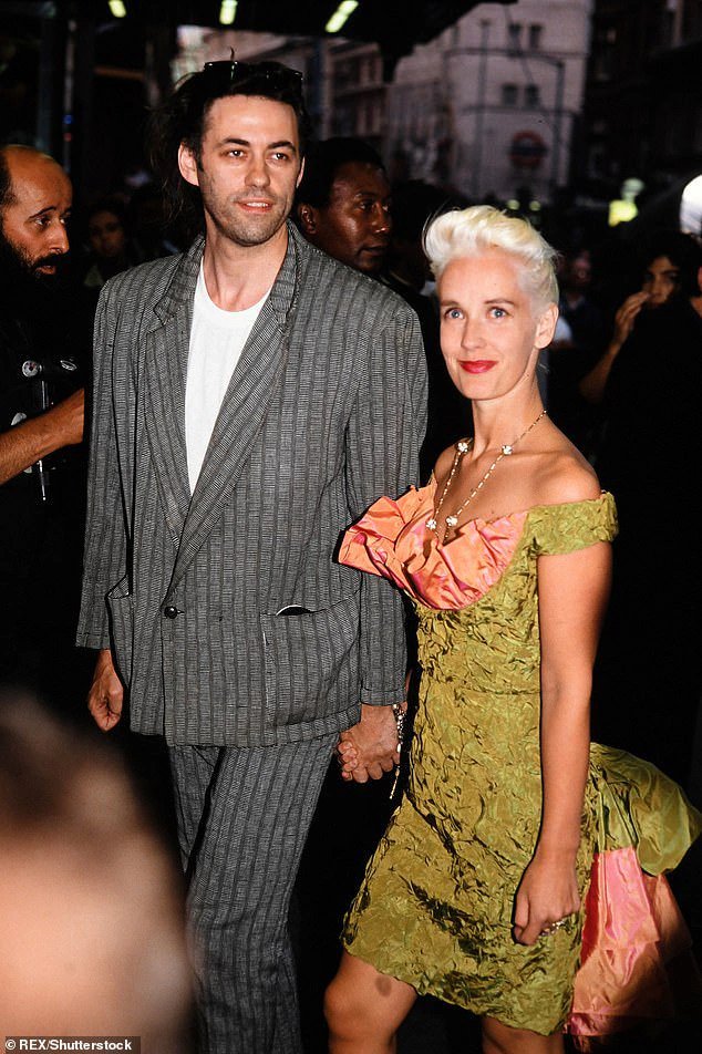 90s pop star looks unrecognisable as they take to the stage for UK tour - can YOU guess who it is?