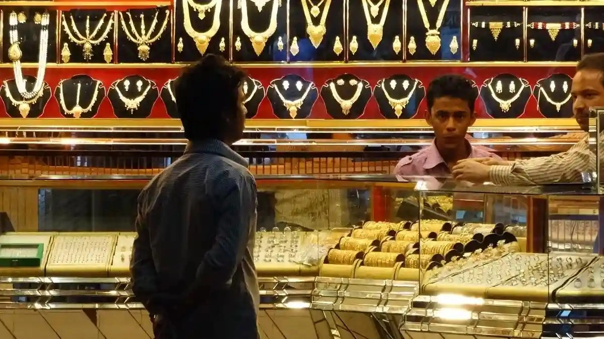 Gold Prices Steady in India on November 9; Silver Marginally Higher Amid Strong Dollar