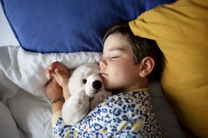 Sleep expert says kids will stay asleep all night if they eat 5p snack before bed.