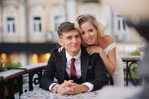 UP couple returns from wedding, husband locks room, slits wife's throat, then hangs self