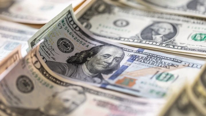 Dollar unfazed even as Fed cut comes back into view