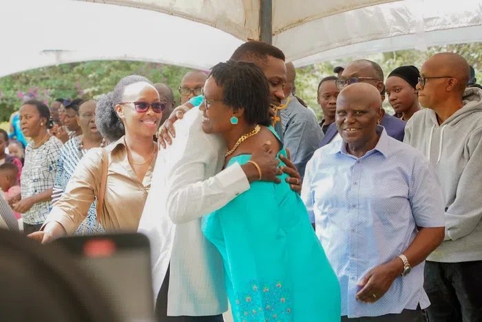 Besigye endorses, donates cash to Bobi Wine for final campaign push