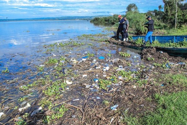 Residents suffocate as Lake Victoria chokes on pollution