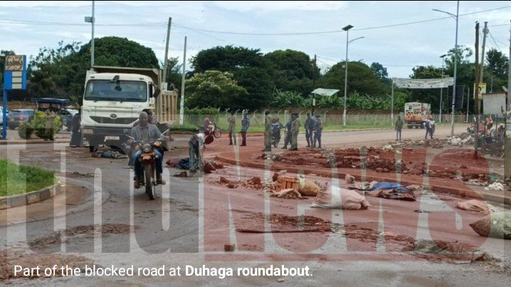 Street vendors block Bunyoro Kitara Diocese road as Hoima City enforce trade orders