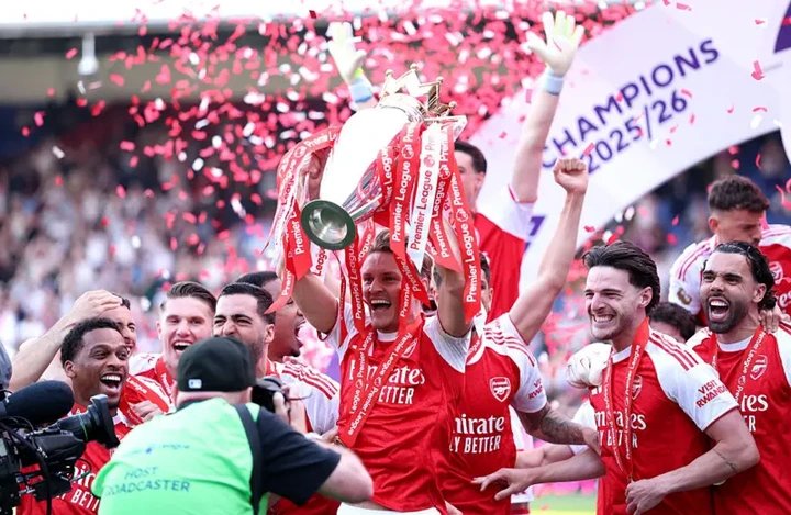 Arsenal Lift Trophy, Spurs Send Hammers Down