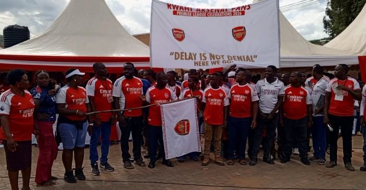 Ntungamo: Arsenal Fans 100 Iron Sheets for Local Health Unit
