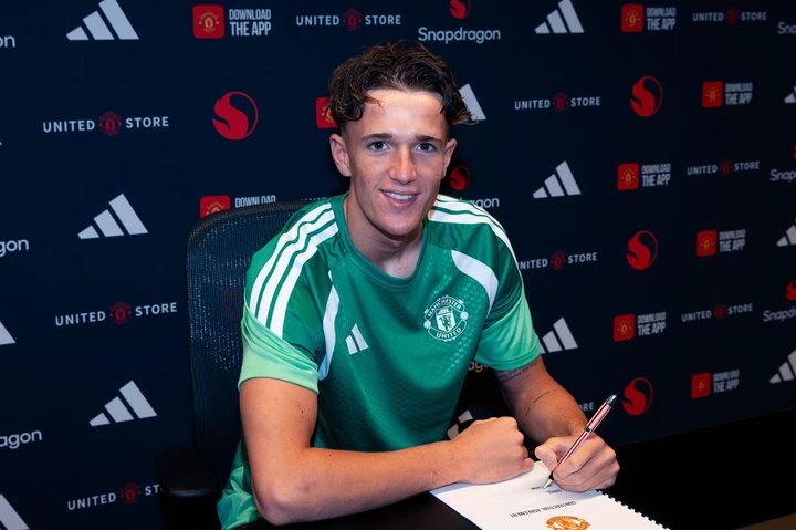 Man Utd announce goalkeeper transfer as Michael Carrick greenlights two exits
