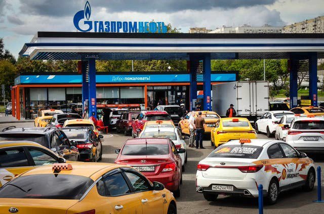Putin arrests Russians for complaining about fuel shortages as fighting breaks out at petrol stations